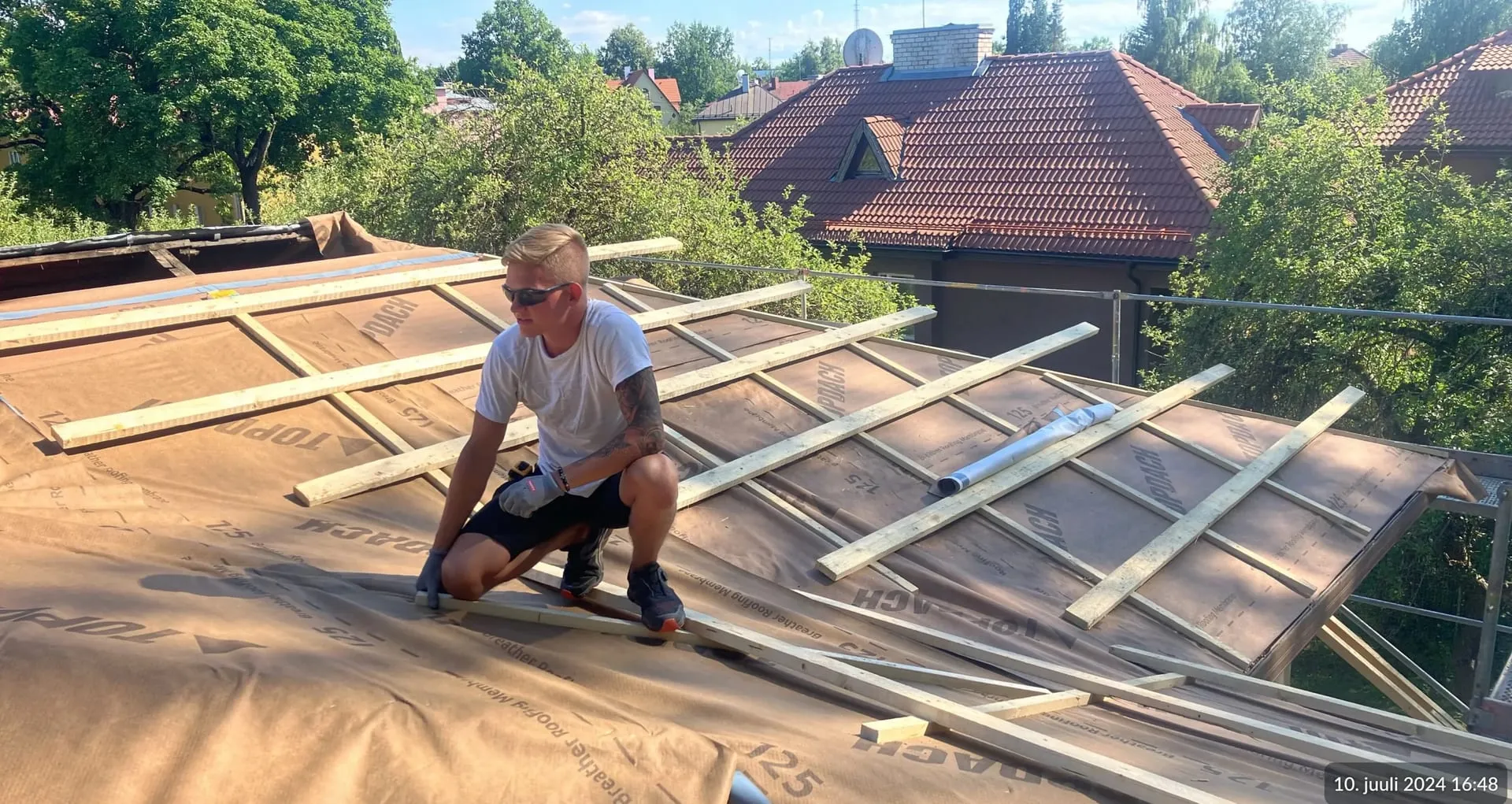 Plekk-katuse tööd kortermajal